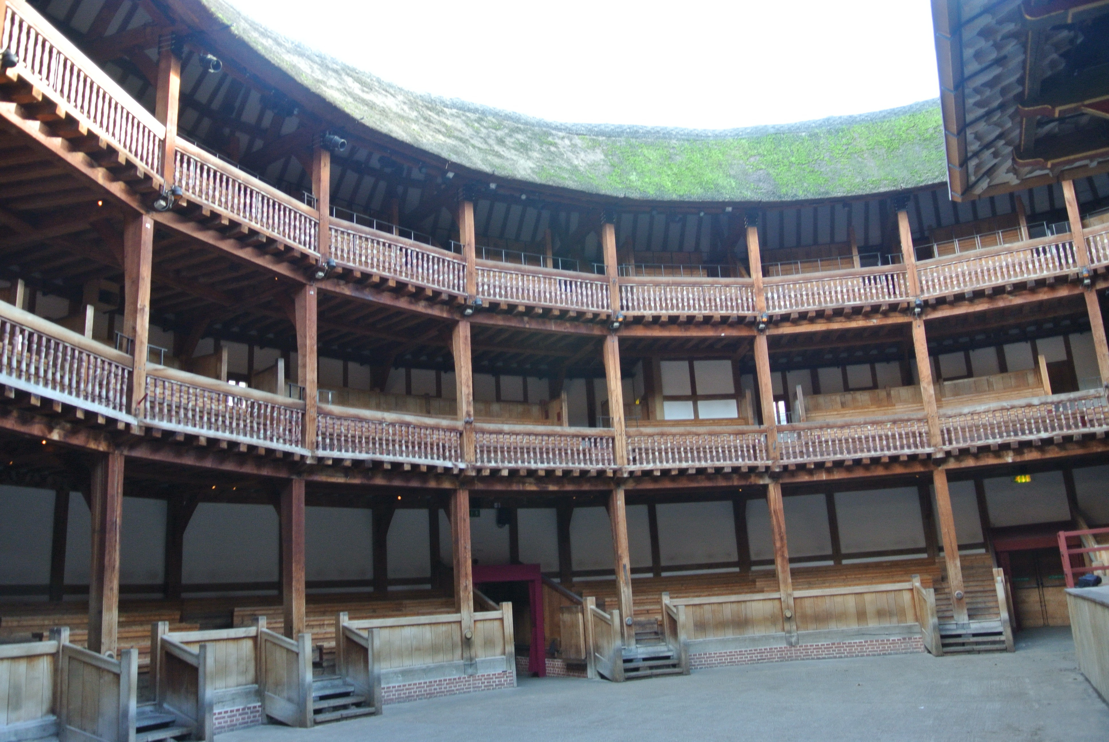 The Globe is London's only open air theatre with a thatched roof - photo by Juliamaud