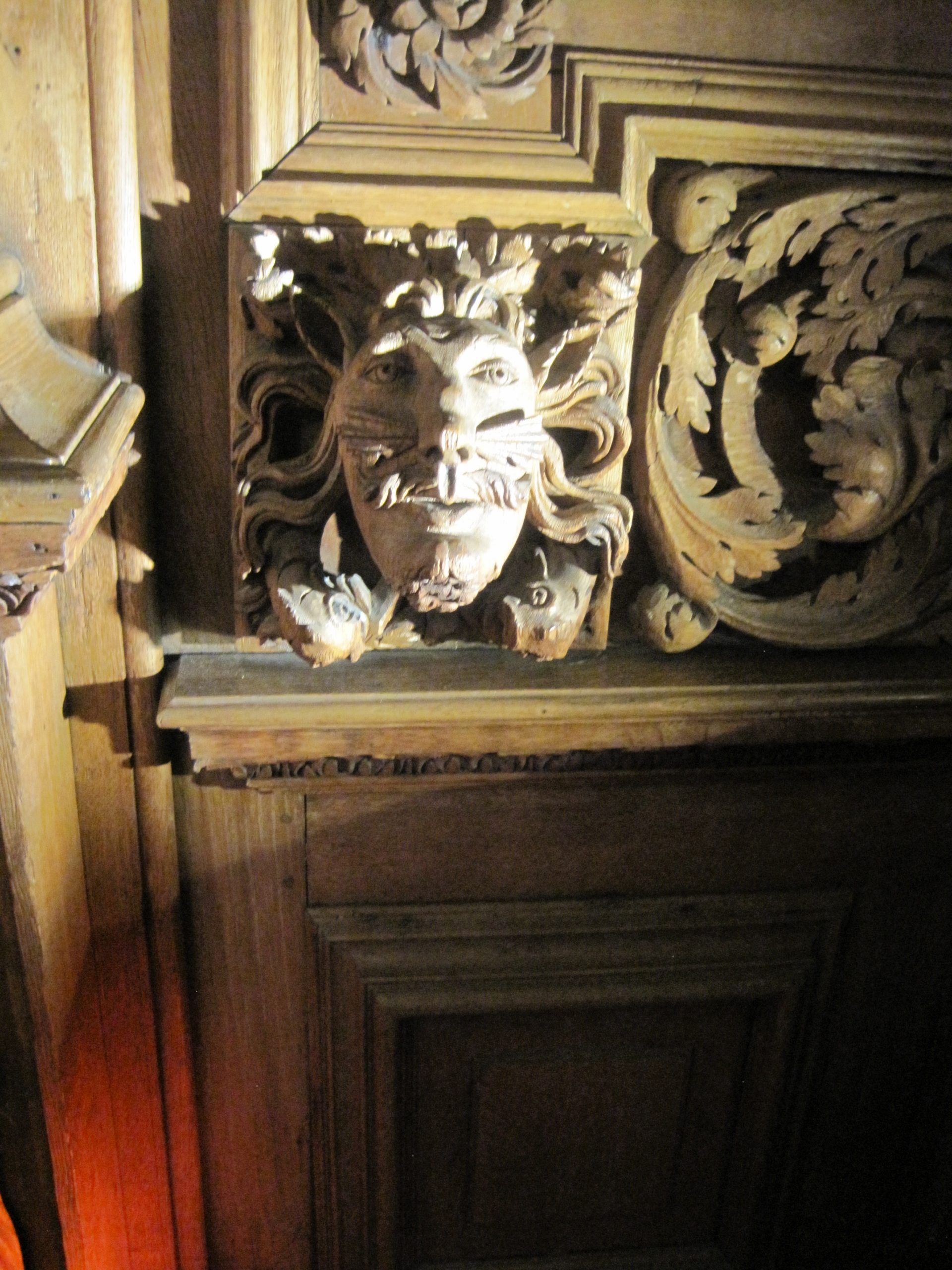 Oak carvings at Tredegar House - photo by Juliamaud