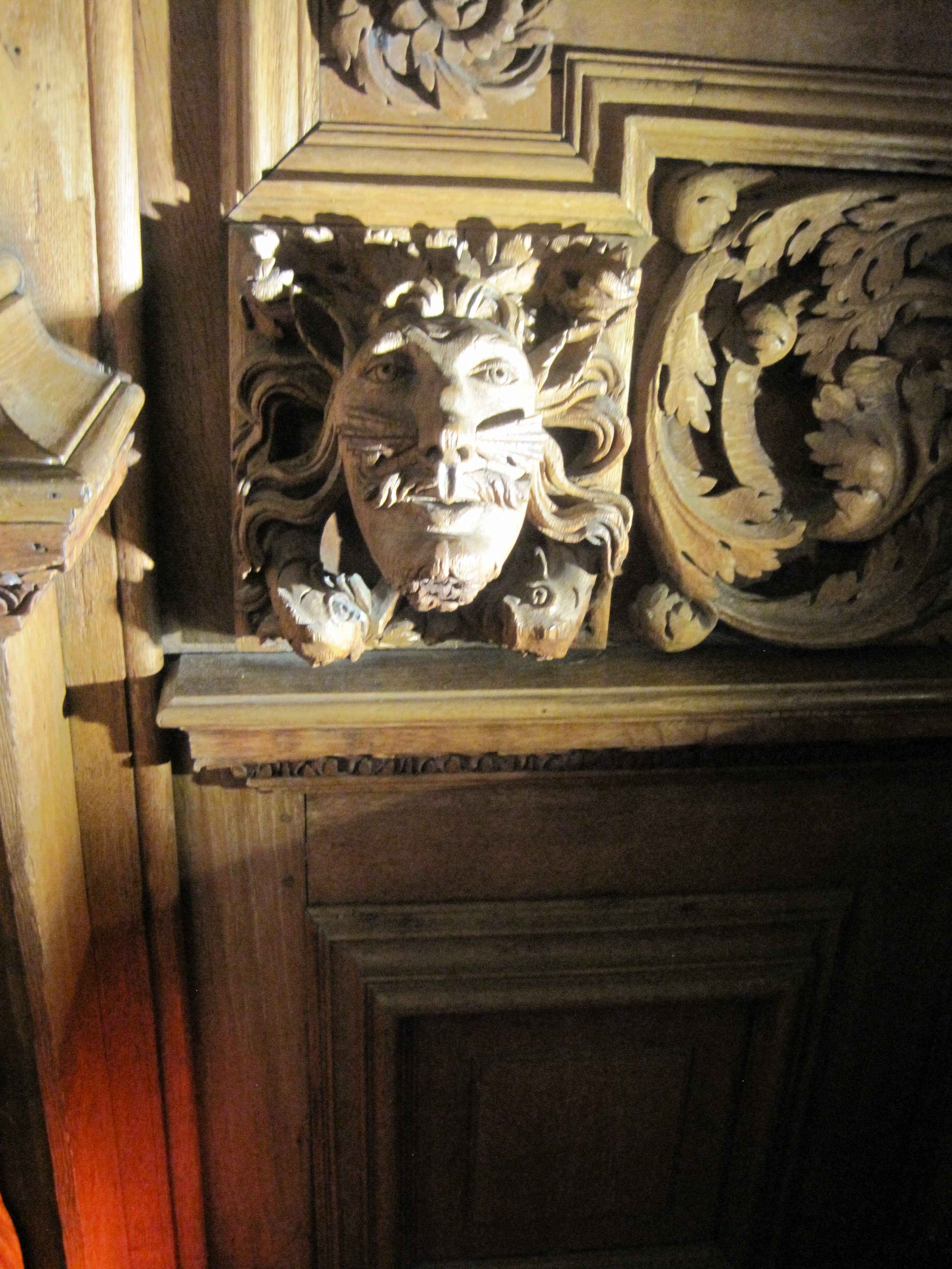 Oak carvings at Tredegar House - photo by Juliamaud