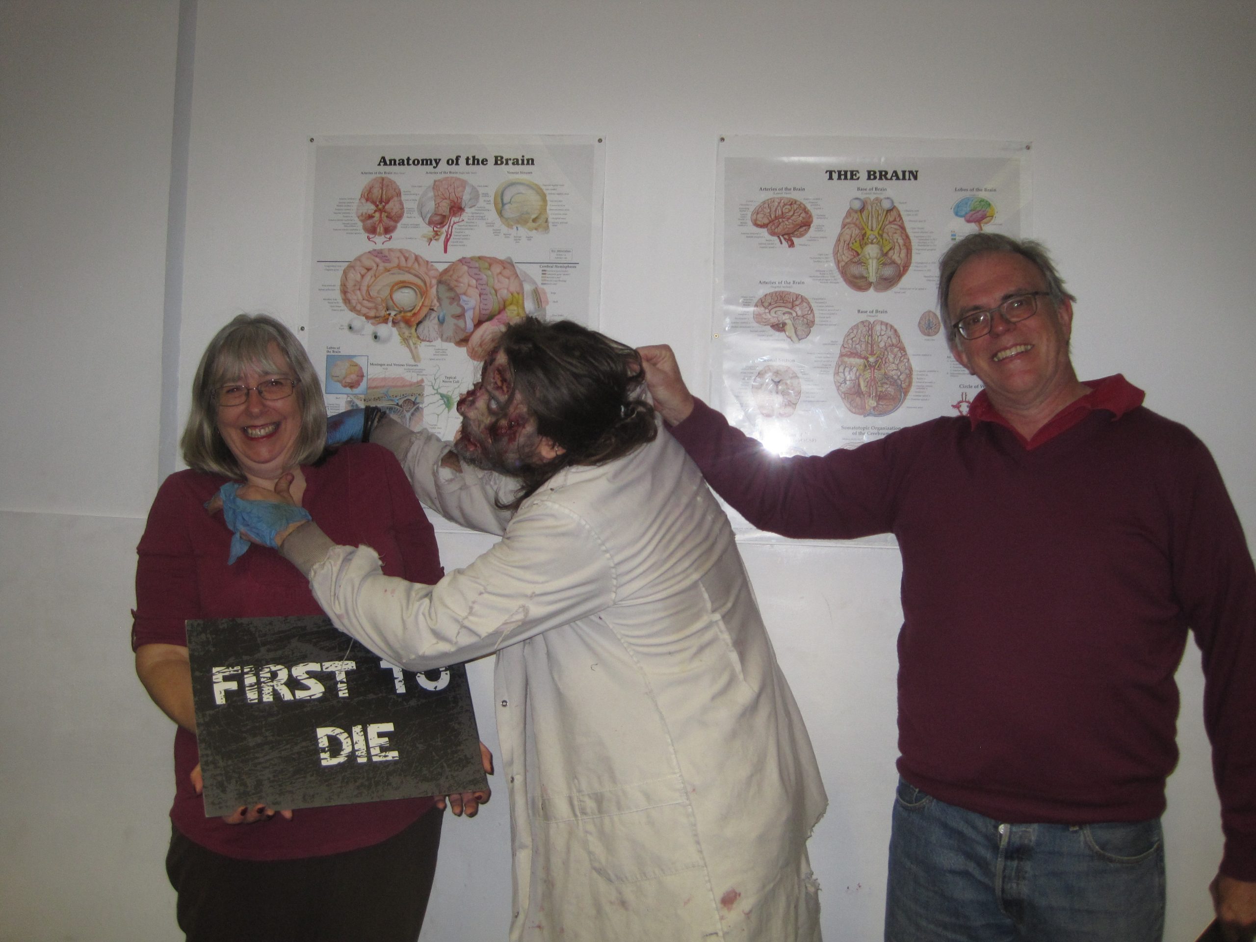 Trapped with a zombie - photo by juliamaud