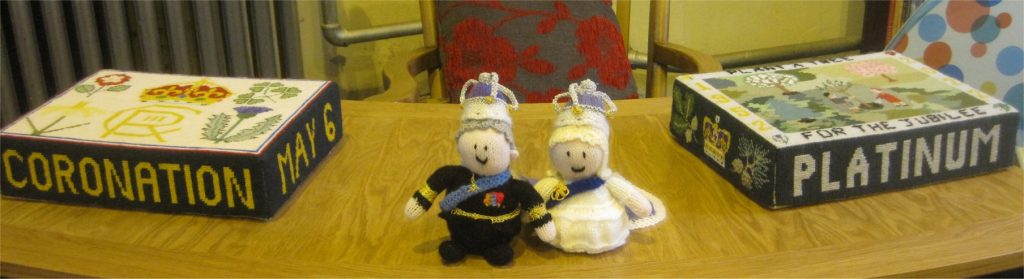 king and queen (knitted) - photo by juliamaud