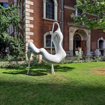 sculpture in city photo by Juliamaud