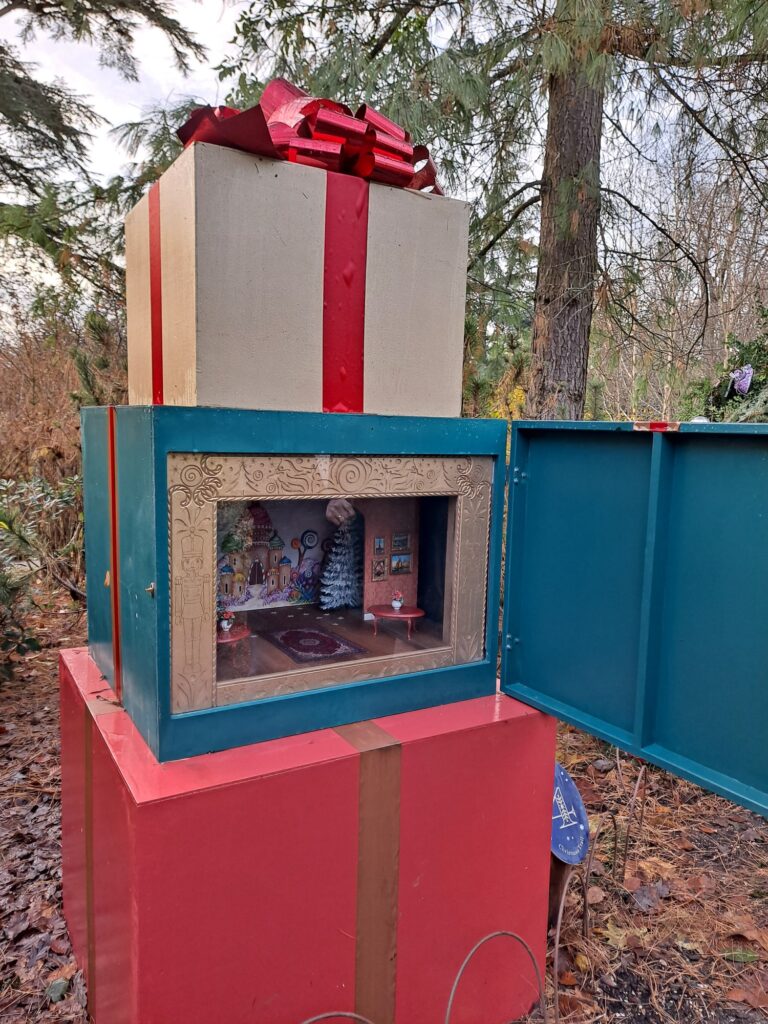 nutcracker treasure hunt - photo by Juliamaud
